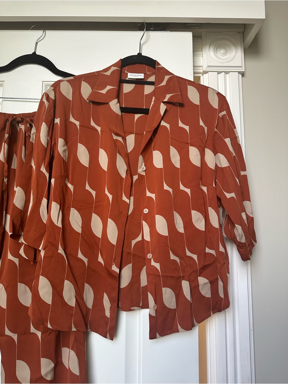 Silk dries van noten set Womens Rust and Cream Patterned Button-Up Top and pants